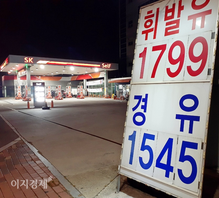 경기도 성남시 중원구에 자리한 한 셀프주유소의 26일 새벽 유가. 경기도 역시 2012년 연평균 휘발유 가격이 ℓ당 2038.4원, 경유가 1871.7원으로 사상 최고를 기록했다. 이 주유소의 경우 통상 매주 수요일 유가 변동분을 판매 가격에 반영하고 있어, 27일 휘발유 가격이 ℓ당 1800원을 돌파할 전망이다. 사진=정수남 기자