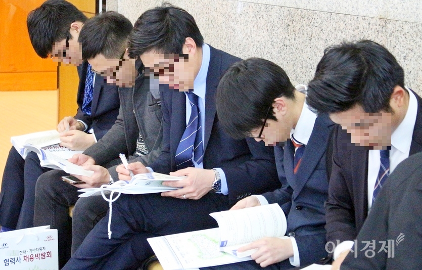 기업 50%가 MZ세대 인재 영입과 장기근속을 위한 노력을 펼치고 있는 것으로 조사됐다. 현대기아차협력사 채용박람회에 참여한 MZ 세대. 사진=문룡식 기자.