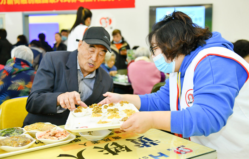 현대제철 노인식당에서 현지 노인이 식사하고 있다. 사진=현대제철