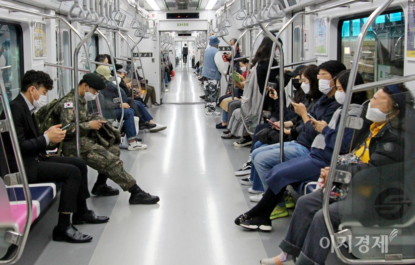 객차 안에서 활자를 보는 승객은 없다. 오로지 스마트폰이다. 사진=정수남 기자