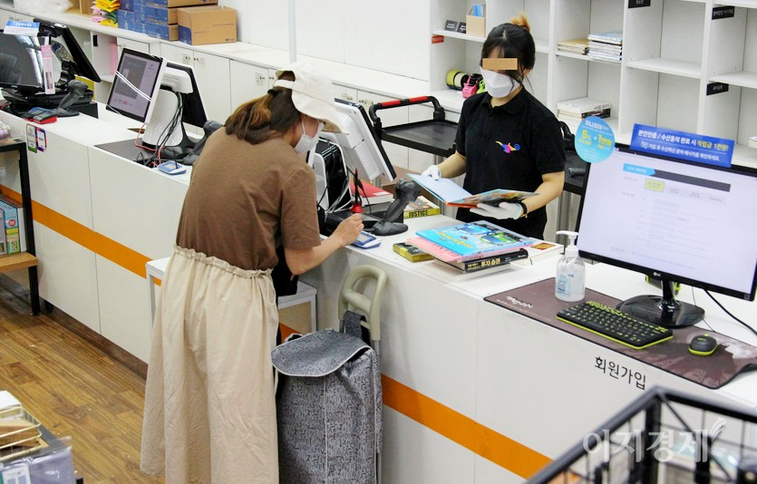 서점 안으로 들어가면 책을 읽고, 사는 사람도 다소 있지만, 책을 팔러 온 사람도 심심찮게 보인다. 시진=정수남 기자