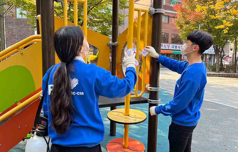 bhc치킨이 운영하는 대학생 봉사 단체 ‘해바라기 봉사단’이 취약계층을 위한 방역 봉사에 나섰다. 사진=bhc