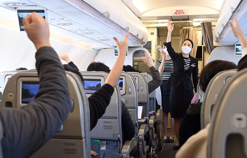 에어서울이 11월에도 김포~김포 해외 무착륙 관광비행을 2회 실시한다. 사지은 에어서울 무착륙관광비행 기내 이벤트 진행 모습. 사진=에어서울