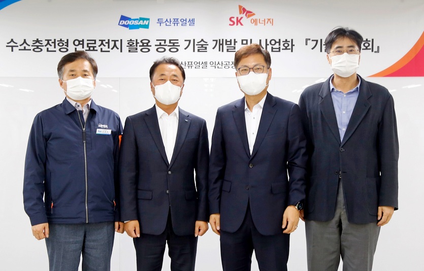 (오른쪽 두번째부터)강동수 SK에너지 S&P추진단장, 이승준 두산퓨얼셀 영업본부장 등 교류회 참석자가 기념사진을 찍고 있다. 사진=두산