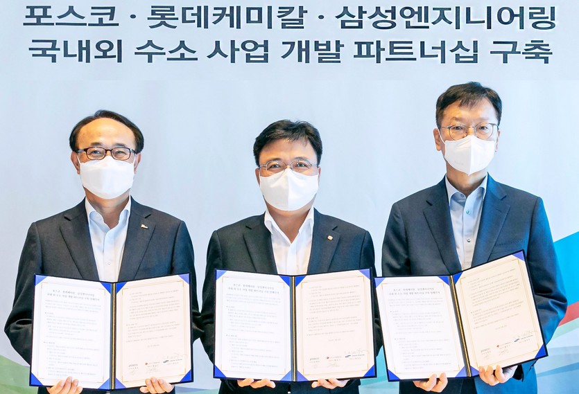 포스코 (왼쪽부터)유병옥 산업가스·수소사업부장, 롯데케미칼 기초소재사업 황진구 대표, 삼성엔지니어링 최성안 사장 등이 협약식에서 기념사진을 찍고 있다. 사진=삼성엔지니어링