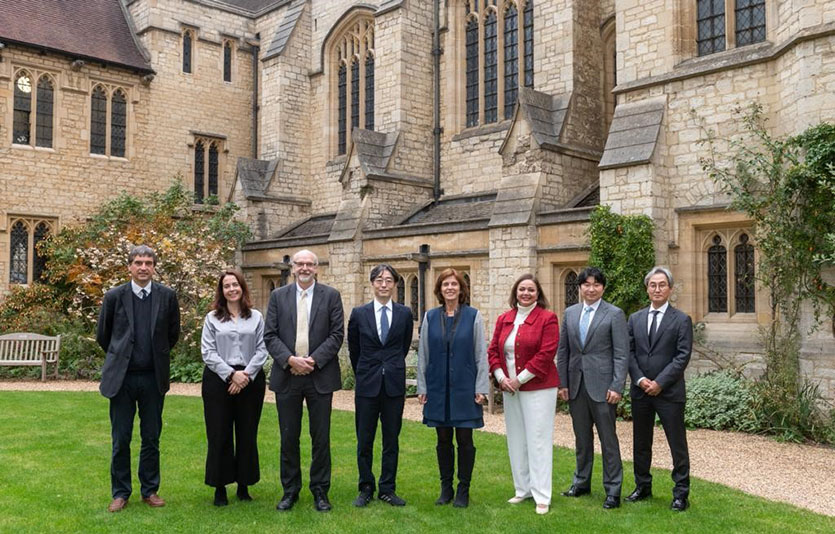 한미사이언스가 영국 옥스퍼드대학교와 신·변종 감염병 예방을 위한 포괄적 연구개발 협약인 ‘팬데믹 사이언스 동맹 협약’을 체결했다. (왼쪽부터)개빈 스크리튼 교수, 트레레사 램브 교수, 앤드루 폴라드 교수, 임종윤 한미사이언스 대표이사 사장, 루이스 리처드슨 부총장, 살마 어바시 교수, 김장희 코리컴퍼니 법인대표, 이선로 코리이태리 법인대표 사진=한미사이언스