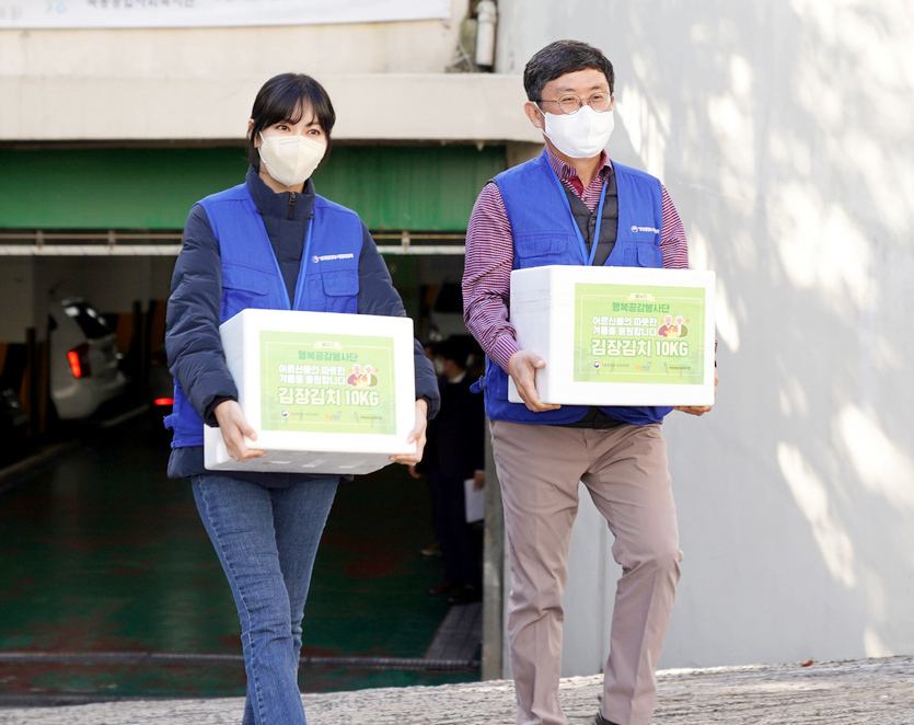 안도걸 차관과 김소연 단장이 후원 김장을 나르고 있다. 사진=동행복권