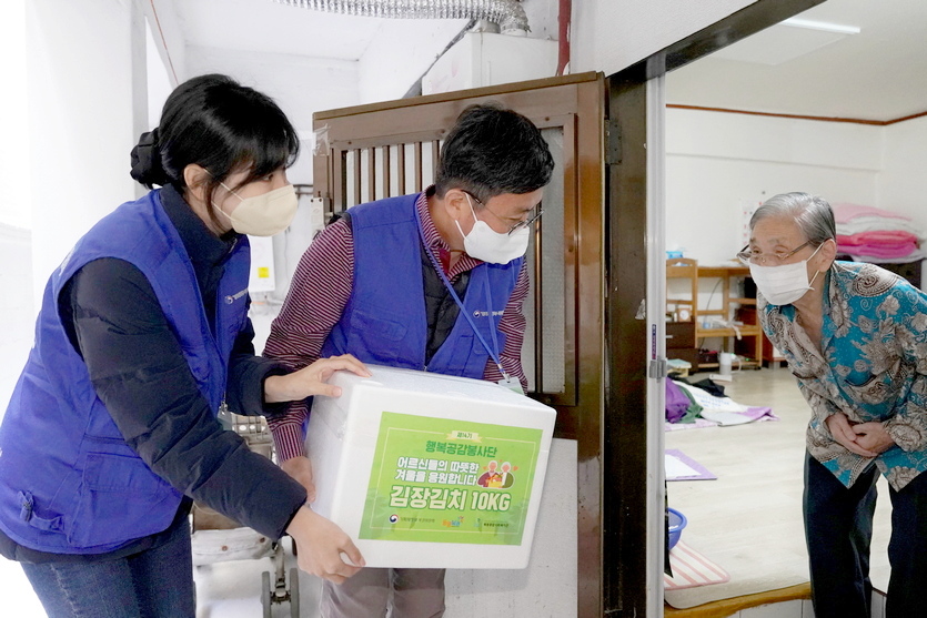 안도걸 차관과 김소연 단장이 독거노인을 찾아 김장을 전달하고 있다. 사진=동행복권