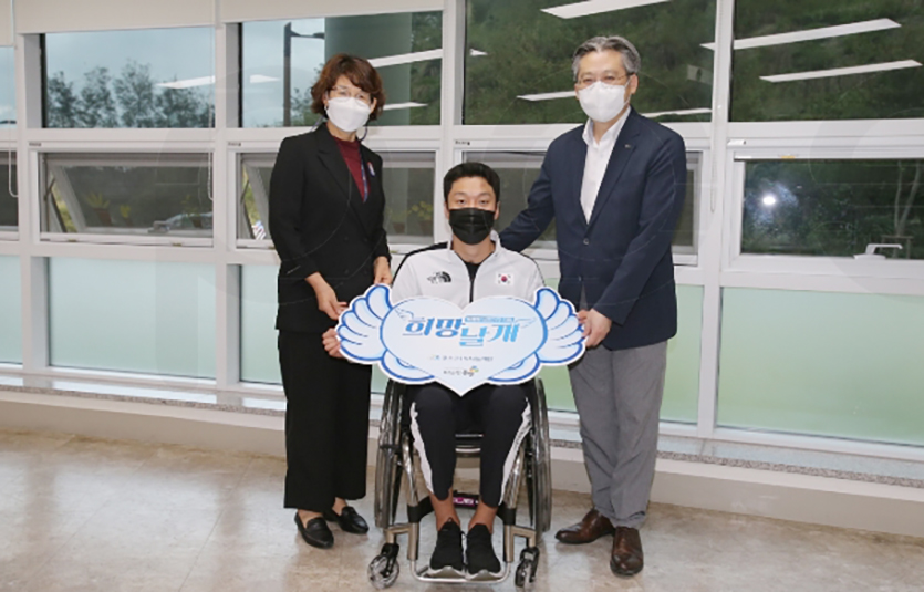 포스코1%나눔재단이10월 15일 포항에서 열린 '희망날개' 전달식에서 국가대표 탁구선수 김현욱 씨에게 맞춤형 휠체어를 전달했다. (왼쪽부터) 윤은하 포항시 장애인복지과장, 김현욱 선수, 포스코 천성현 기업시민실장. 사진=포스코