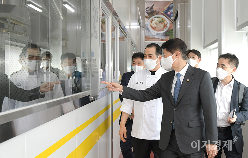 식품의약품안전처 처장이 28일 오후 부산의 한 제조업체를 찾아 겨울철 수요가 높아지는 어묵 제품의 위생관리 실태와 사업장의 방역 관리 상황을 점검했다. 사진=식품의약품안전처