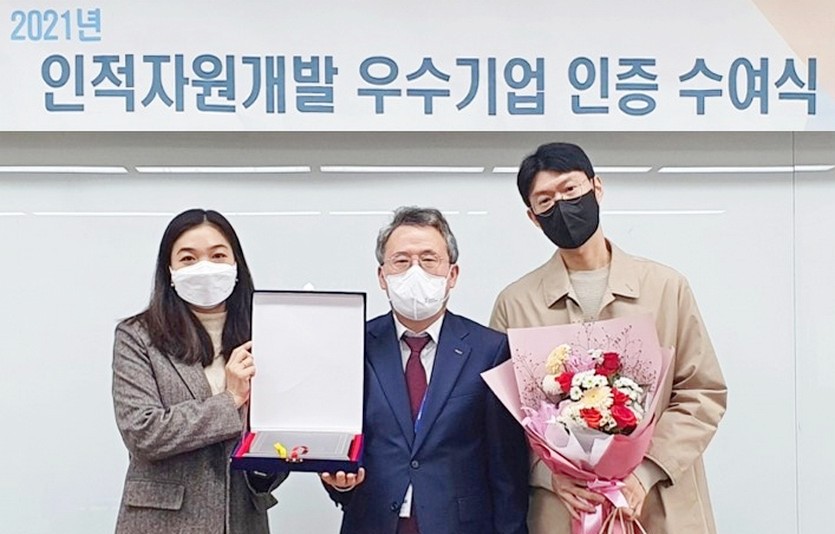 골프존 인사총무팀장 (왼쪽부터)김재희 프로, 한국산업인력공단 서울지역본부 신송식 본부장 등이 인적자원개발 우수기업 인증 수여식에서 기념사진을 찍고 있다. 사진=골프존