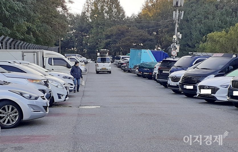 한 주민이 뒤에 오는 트럭을 바라보면서 차도를 걷고 있다. 사진=정수남 기자