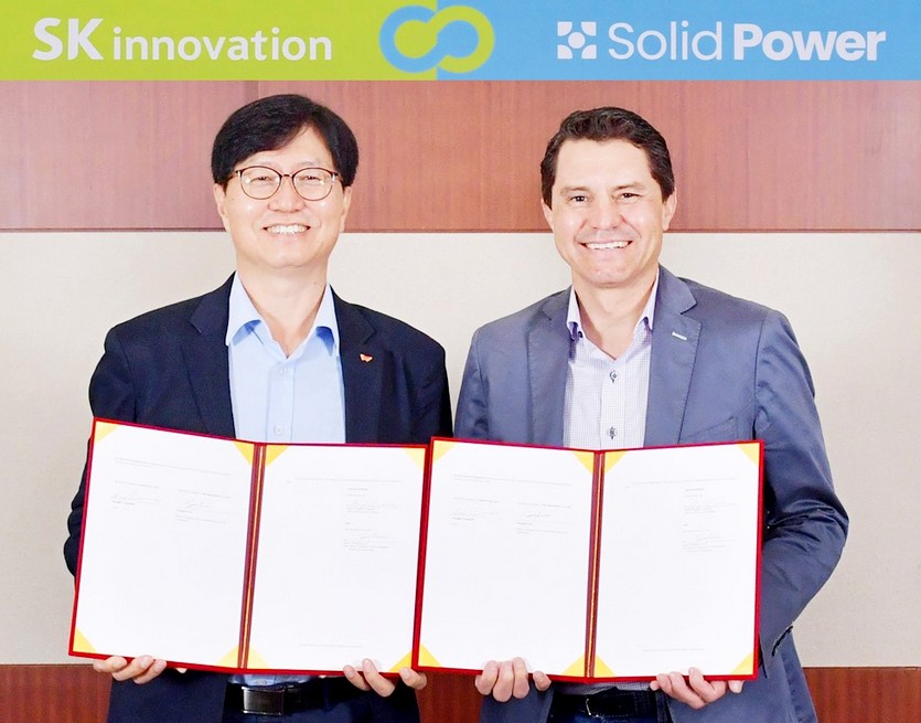 (왼쩍부터)이성준 SK이노베이션 환경과학기술원장과 더그 캠벨 솔리드파워 최고경영자가 협약 체결 후 기념사진을 찍고 있다. 사진=SK이노베이션