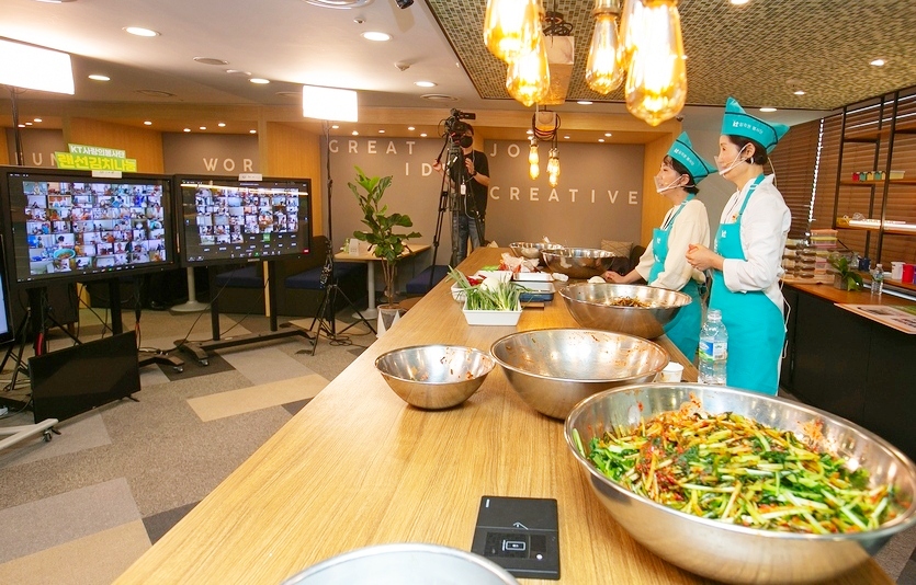 KT가 무더위와 코로나19로 지친 이웃을 위한 사회공헌활동 ‘랜선 김치나눔’을 진행했다. 사진=KT