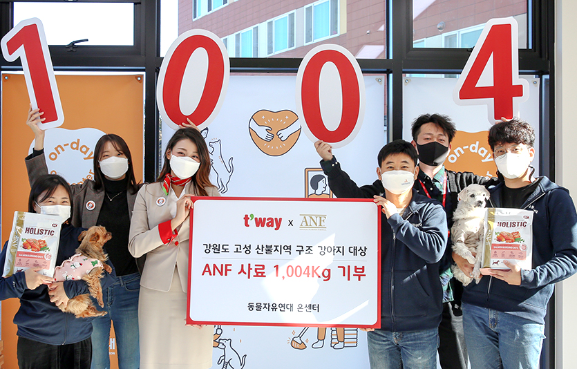 티웨이항공은 28일 오후 경기도 남양주에 위치한 동물자유연대 온센터를 찾아 유기견들에게 필요한 사료 1004㎏을 기부하는 행사를 진행했다.  사진=티웨이항공