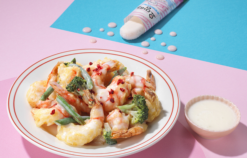 프레시지(대표이사 정중교)와 빙그레(대표이사 전창원)가 인기 스낵 제품을 밀키트로 만든 협업 제품 4종을 29일 출시한다. 사진은 요맘때 크림새우. 사진=프레시지