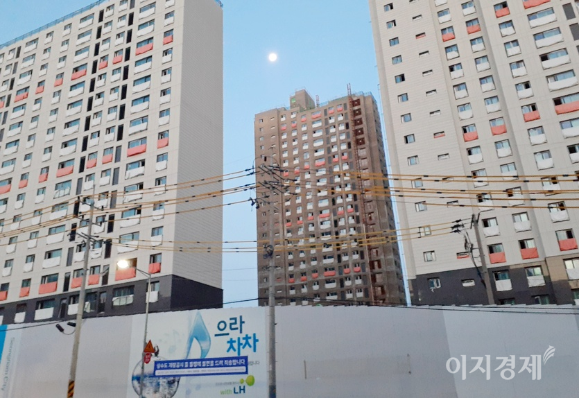 성남시 중원구 금광2동 주민들이 해당 지역의 재개발을 추진하기 위한 조합설립에 주민 72%가 동의했다는 현수막을 걸었다. 도로를 사이에 둔 은행동 H아파트 102동 32평의 경우 현재 매매가가 9억원이다. 사진=정수남 기자