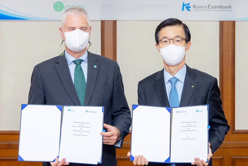 (오른쪽부터)방문규 수출입은행장과 글로벌녹색성장기구 사무총장 프랭크 라이스베르만이 녹색성장 협력을 위한 MOU 체결 후 기념사진을 찍고 있다. 사진=수출입은행