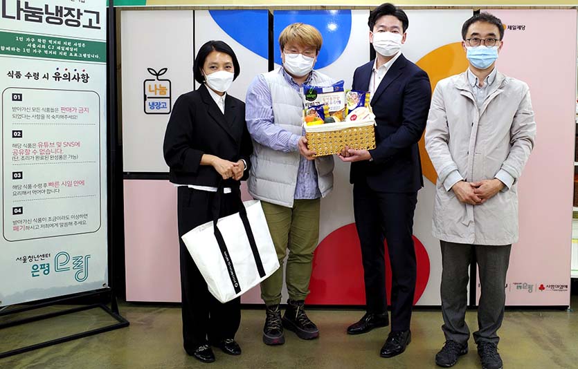 청년센터 은평 오랑에서 '나눔 냉장고' 캠페인을 기념해 서울시, 청년센터 은평 오랑, CJ제일제당 관계자들이 사진 촬영을 하고 있다. 사진=CJ제일제당