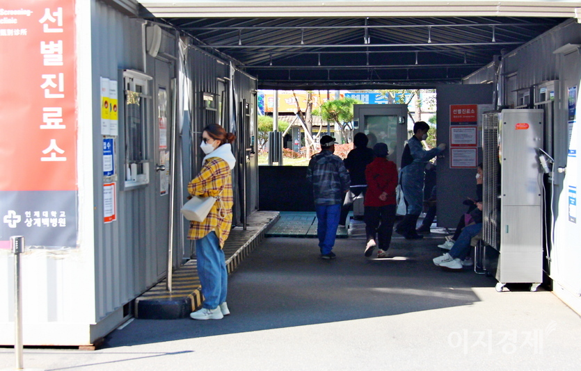 다음달 1일 ‘위크 코로나(단계적 일상 회복)’으로의 방역체계 전환을 앞두고 27일 코로나19 신규 확진자수가 다시 2000명대를 넘어섰다. 사진은 서울 노원구 상계백병원 선별진료소. 사진=김성미 기자