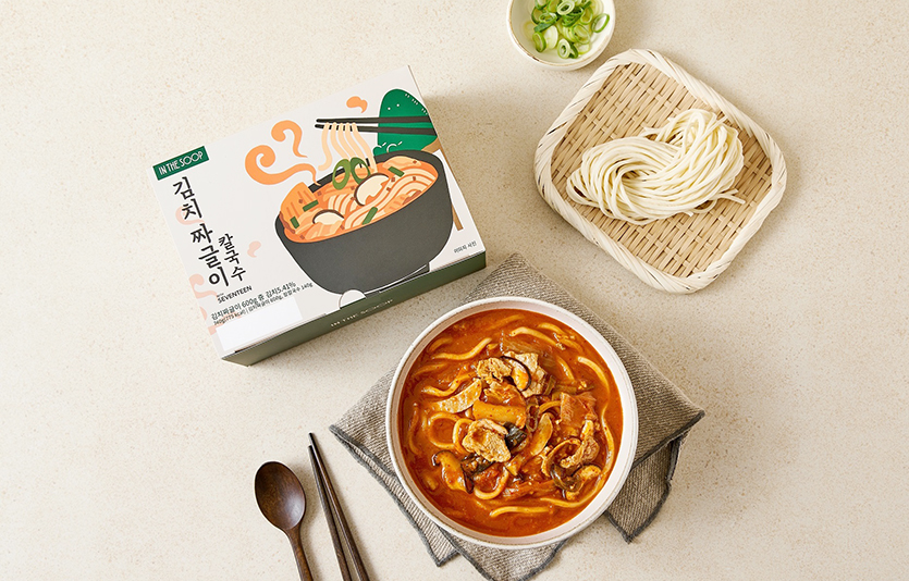 온라인 장보기 마켓 ‘더반찬&’이 리얼리티 예능 프로그램 ‘인더숲 세븐틴 편’에 등장한 ‘김치 짜글이 칼국수’를 가정간편식(HMR)으로 판매한다. 사진=동원디어푸드