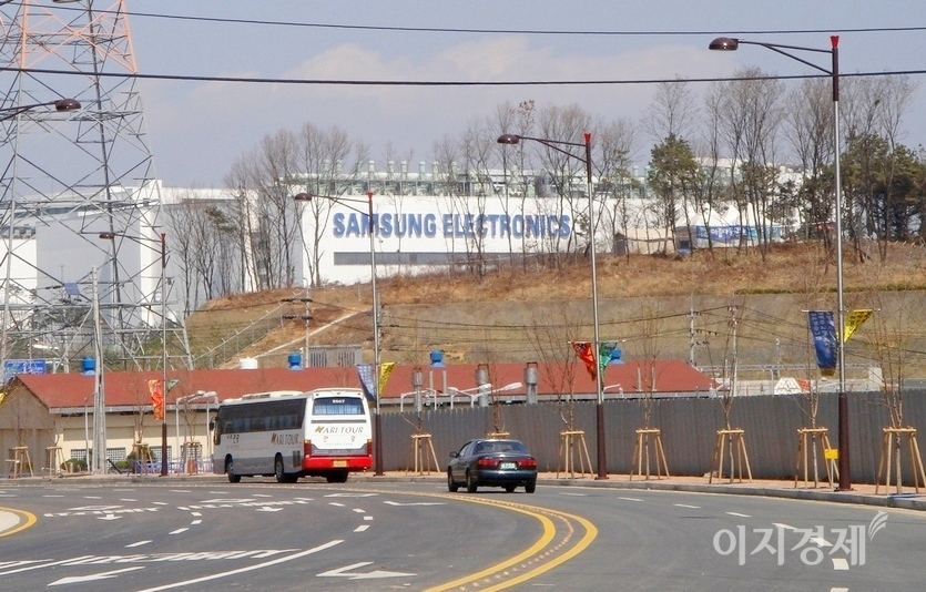 삼성전자 주가 전망은 긍정론과 신중론으로 갈린다. 삼성전자 경기 용인 기흥 공장. 사진=양지훈 기자