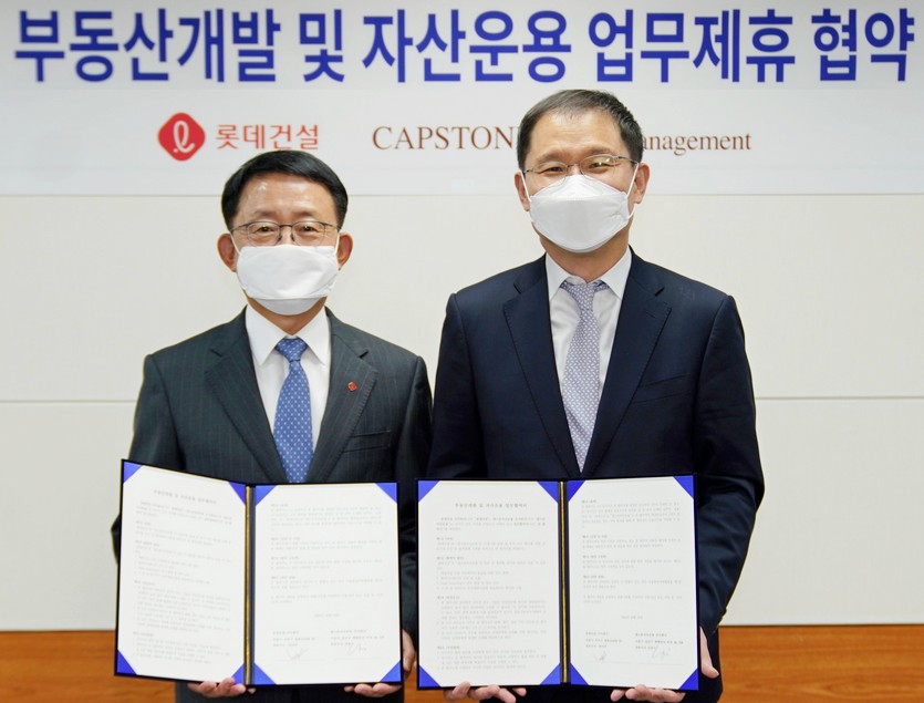 롯데건설 (왼쪽부터)하석주 대표이사와 캡스톤자산운용 김윤구 대표가 업무 협약을 체결 후 기념사진을 찍고 있다. 사진=롯데건설