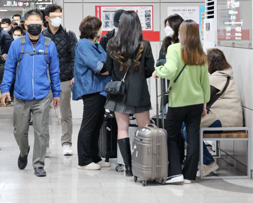 위드코로나 전환 2일째인 2일 아침 서울지하철 9호선 김포공항역 방향 승장장에서 가족으로 보이는 여성들이 열차를 기다리고 있다. 사진=김성미 기자