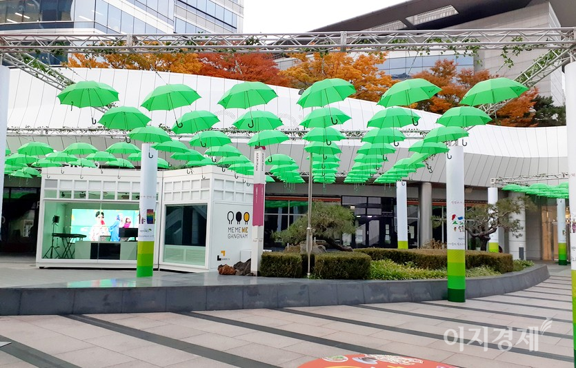 지하철9호선 봉은사 역에서 스타필트 코엑스로 나가는 광장이다. 사진=정수남 기자