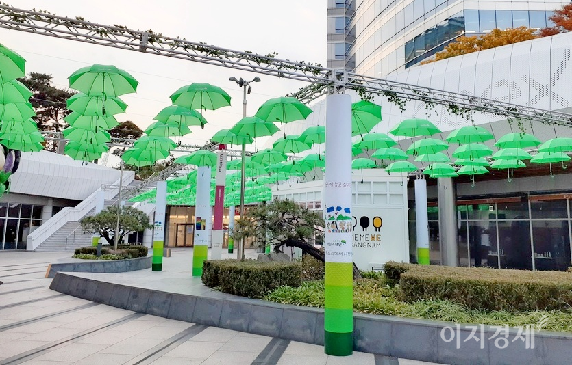 지하철9호선 봉은사 역에서 스타필트 코엑스로 나가는 광장이다. 사진=정수남 기자