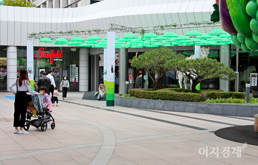 ‘코로나와 동행’ 일주일을 앞두고 아빠 엄마와 모처럼 외출한 아이들이 즐겁게 뛰어 놀고 있다. 사진=정윤서 기자