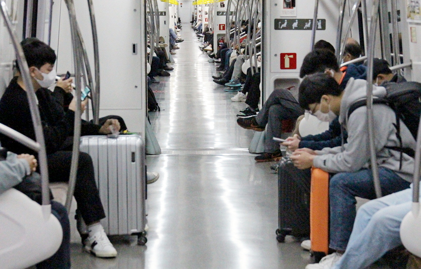 ‘위드 코로나(단계적 일상회복)’ 계획 시행 이틀째인 2일 코로나19 신규 확진자 수는 2600명대로 급증했다. 사진=김성미 기자