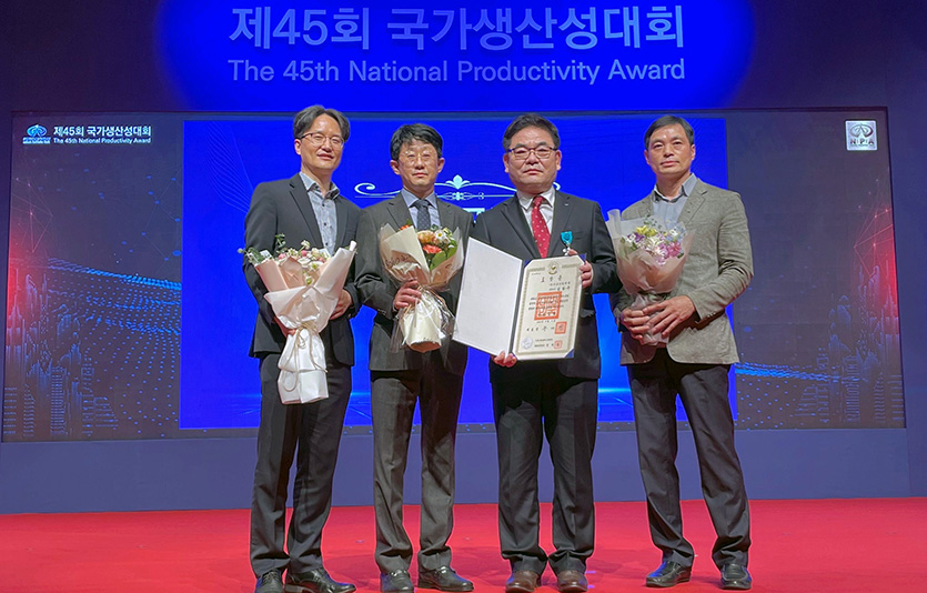 ‘제45회 국가생산성대회’에서 산업포장을 수항한 심방유 두산산업차량 전무(왼쪽 세 번째)가 직원들과 기념촬영을 하고 있다. 사진=두산산업차량