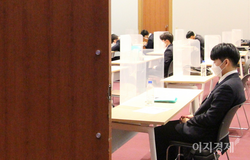 삼양그룹 면접에 참석한 20대 청년들이 대기실에서 자신의 차례를 기다라고 있다. (위부터)조는지 생각하는지 눈을 감은 면접자와 말똥말똥 한 면접자가 대비된다. 사진=정수남 기자