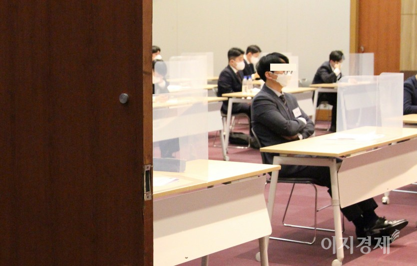 삼양그룹 면접에 참석한 20대 청년들이 대기실에서 자신의 차례를 기다라고 있다. (위부터)조는지 생각하는지 눈을 감은 면접자와 말똥말똥 한 면접자가 대비된다. 사진=정수남 기자