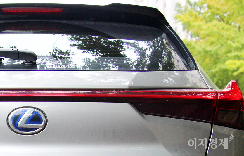 이터널스 종반부에 나오는 렉서스 엠블럼, 카메라는 사진처럼 스크린에서 렉서스를 잡는다. 사진=정수남 기자