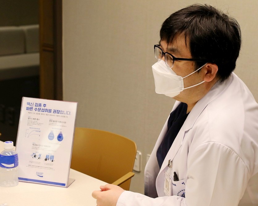 이기덕 명지병원 감염내과 교수는 “접종 후 38~40℃로 체온이 오르는 경우 물 또는 빠른 수분 흡수를 돕는 이온 음료로 손실된 양만큼 수분 보충이 필요하다”고 말했다. 사진=명지병원