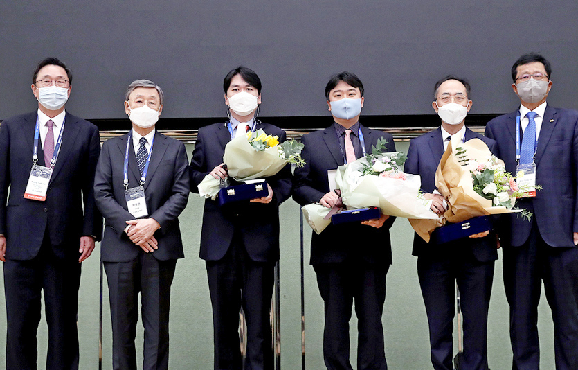 (왼쪽부터)대한외과학회 서경석 회장, 두산연강재단 박용현 이사장, 부산 백병원 이안복 부교수, 원주 세브란스병원 정필영 임상교원, 아주대병원 한상욱 교수, 대한외과학회 이우용 이사장 등이 시상식 후 기념사진을 찍고 있다. 사진=두산연강재단