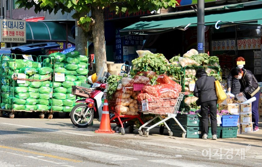 김장을 앞두고 경기 성남 현대시장에 있는 한 마트에 김장용 배추가 들어왔다. 인든 동네 아낙들이 배추 등을 살피고 있다. 사진=정윤서 기자