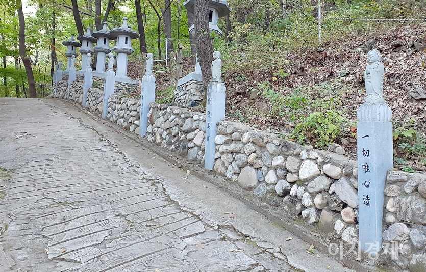 1,3=이곳 7부 능선쯤 있는 약사사에 오르는 길 한편에는 부처와 보살 등의 석상이 있다.