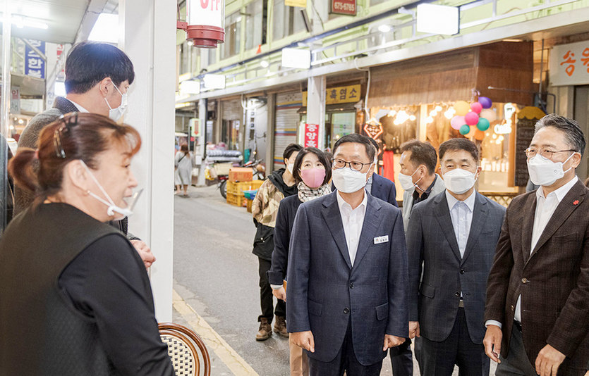 임영록 신세계프라퍼티 대표이사와 임병주(오른쪽 세번째) 안성시 부시장이 이번 상생 프로젝트에 참여한 ‘송송송’을 찾아 점주와 대화하고 있다. 사진=신세계