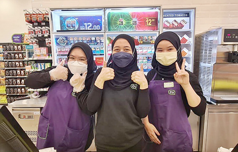 말레이시아 CU 20호점인 ‘CU 텐키아라점’에서 오픈 기념 행사를 진행하고 있다. 사진=BGF리테일