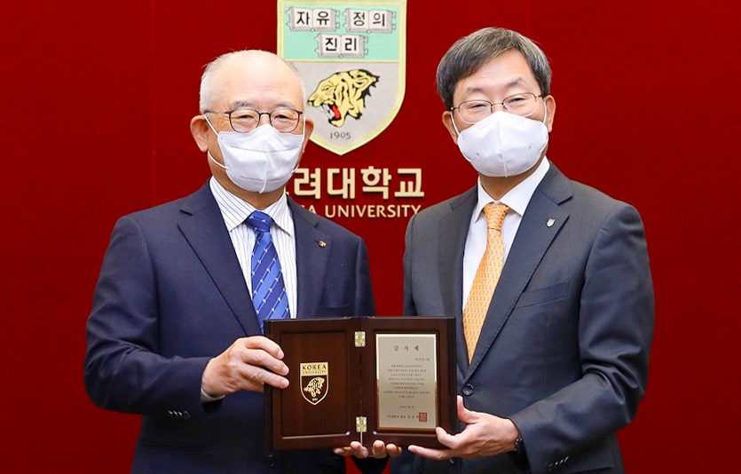 부영그룹 이중근 회장을 대신해 (왼쪽부터)신명호 회장이 고려대 정진택 총장에게 발전 기금을 전달하고 기념사진을 찍고 있다. 사진=부영