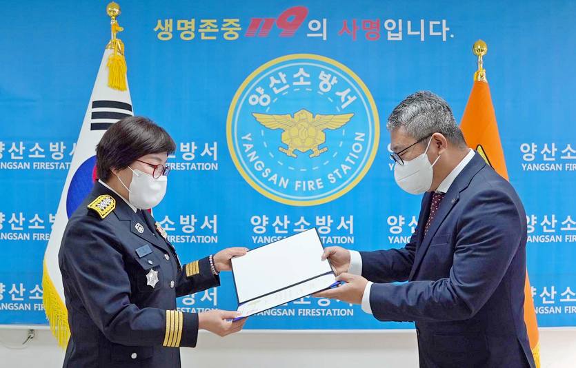 경남 양산시 양산소방서에서 9일 열린 제59 주년 소방의날 기념식에서 쿠팡 양산물류센터 (오른쪽부터)이윤우 센터장이 양산소방서 박정미 소방서장으로부터 경남도지사 표창을 받고 기념 사진을 찍고 있다. 사진=쿠팡