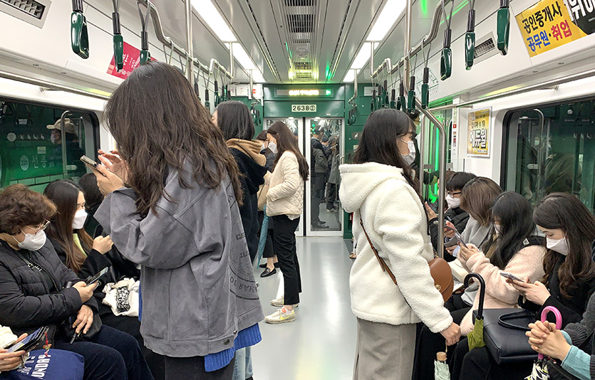 ‘단계적 일상 회복’ 전환으로 국내 코로나19 재확산이 우려되는 가운데 9일 신규 확진자수가 다시 2400명대로 뛰었다. 이달 9일 지하철 2호선 퇴근길. 사진=김성미 기자