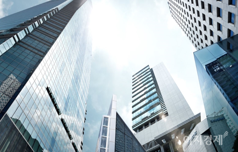 코스피가 기관들과 외국인의 매도 물량에 소폭 하락했다. 사진=이지경제