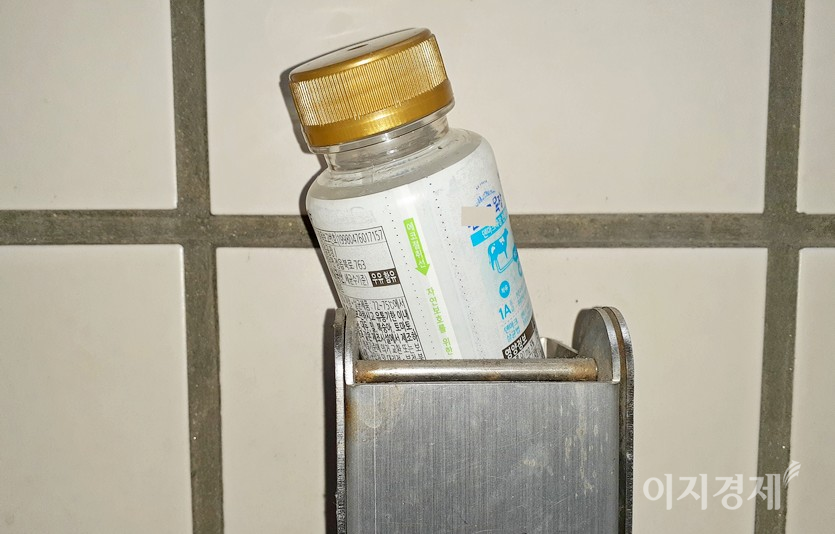 누군가 평범한 구조물에 빈 우유통을 버렸다. 카메라를 망원으로 가져가면 지하철 역사에 설치된 차수판이다. 사진=정윤서 기자