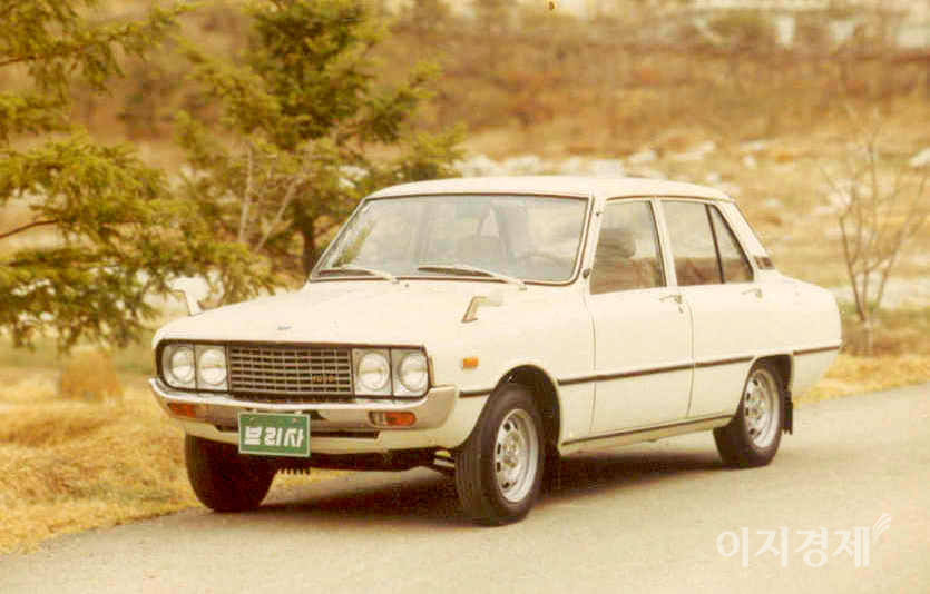 1,2= 기아 브리사(Brisa)는 기아산업(기아차)이 제작한 국내 첫 후륜구동 승용차로, 광명시 소하리 공장의 첫 양산 차종이기도 하다. 1974년 10월에 출시됐다.브리사는 스페인어로 산들바람을 뜻하며, S-1000은 소하리 공장과 배기량 1000㏄를 각각 의미한다.일본 마쓰다 패밀리아(3세대)를 기본으로 했지만, 국산화 비율을 90% 이상인 차량이다.출시 직후 큰 인기를 끌었지만, 1975년 나온 현대차 포니에 밀렸다.기아산업은 포니와 경쟁하기 위해 1977년 1월 브리사Ⅱ, 1978년 6월에 스테이션 왜건인 K-303을 각각 선보였다. 브리사Ⅱ와 K-303은 마쓰다 그랜드 패밀리아를 기본으로 제작됐으며, 1300㏄ TC형 가솔린 엔진을 탑재했다.1981년 2월 28일 신군부의 자동차산업 합리화조치(완성차 업체별로 생산 차종 제한)로 브리사는 1981년 12월 강제 단종됐다. 사진=이지경제 DB