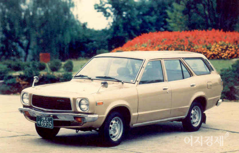 1,2= 기아 브리사(Brisa)는 기아산업(기아차)이 제작한 국내 첫 후륜구동 승용차로, 광명시 소하리 공장의 첫 양산 차종이기도 하다. 1974년 10월에 출시됐다.브리사는 스페인어로 산들바람을 뜻하며, S-1000은 소하리 공장과 배기량 1000㏄를 각각 의미한다.일본 마쓰다 패밀리아(3세대)를 기본으로 했지만, 국산화 비율을 90% 이상인 차량이다.출시 직후 큰 인기를 끌었지만, 1975년 나온 현대차 포니에 밀렸다.기아산업은 포니와 경쟁하기 위해 1977년 1월 브리사Ⅱ, 1978년 6월에 스테이션 왜건인 K-303을 각각 선보였다. 브리사Ⅱ와 K-303은 마쓰다 그랜드 패밀리아를 기본으로 제작됐으며, 1300㏄ TC형 가솔린 엔진을 탑재했다.1981년 2월 28일 신군부의 자동차산업 합리화조치(완성차 업체별로 생산 차종 제한)로 브리사는 1981년 12월 강제 단종됐다. 사진=이지경제 DB