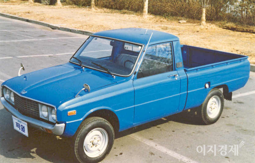 T600은 기아마스터(기아산업 전신)가 동양공업(현 마쓰다)과 기술제휴로 1969년 선보인 국내 마지막 삼륜화물차다.최대적재량이 기존 K-360보다 200㎏ 늘어난 500㎏으로 용달차로 인기를 끌었다. 일명 딸딸이로 불린 T600은 연비가 좋은 차량으로 자영업자가 애용했으며, 1974년까지 7742대가 생산됐다.T600은 배기량 577㏄ 엔진으로 최대출력 20마력, 최대토크 3.8㎏·m, 최고속도 75㎞/h 등을 구현했다.브리사는 1973년 8월에 적재량 500㎏의 픽업트럭이 먼저 나왔다.최근 나온 봉고 1톤 트럭(왼쪽 세 번째). 사진=이지경제 DB, 정수남 기자